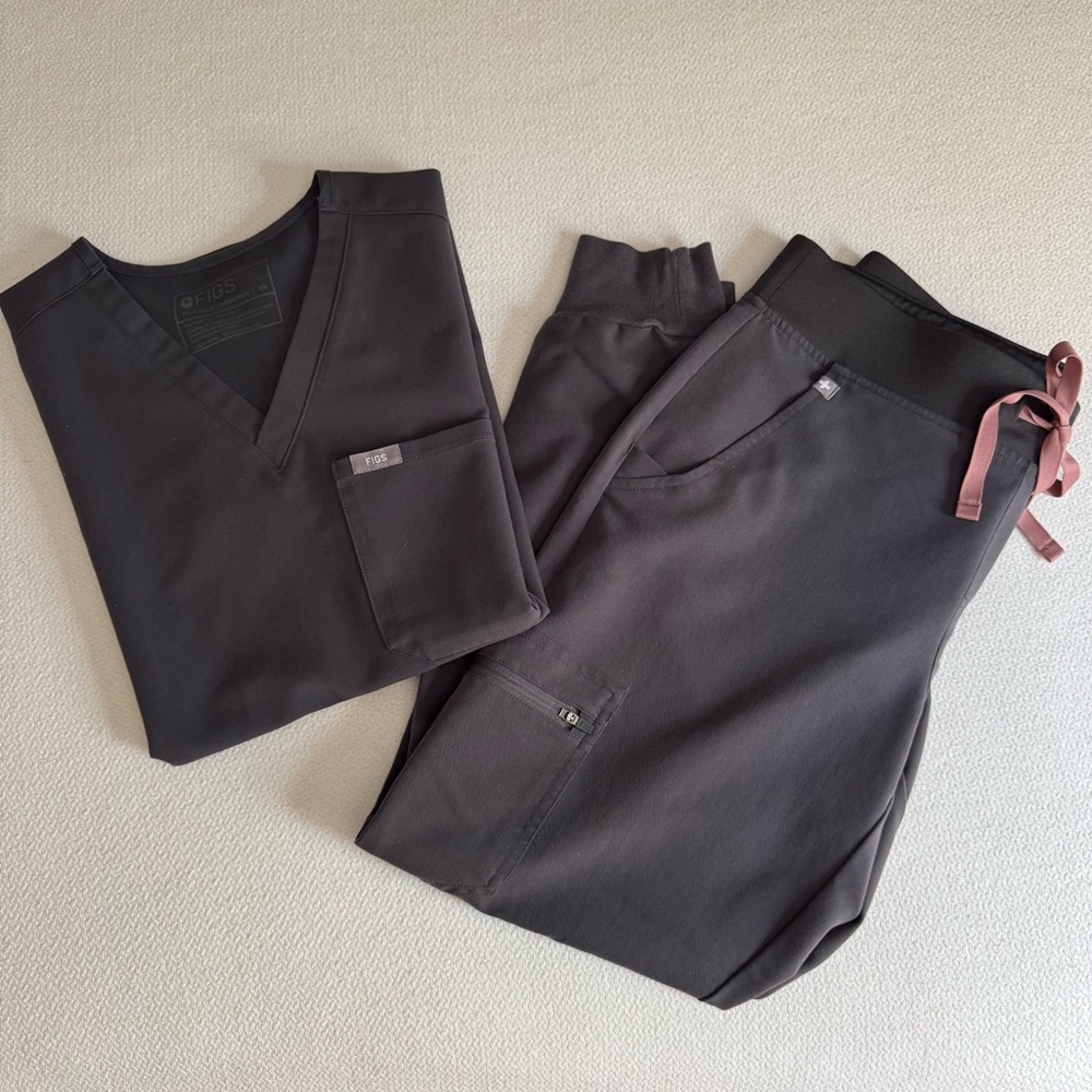 Figs Charcoal scrub set, XS top, S petite bottoms